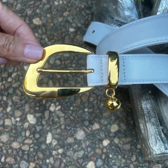 Doncaster White Leather Fashion Belt Gold Tone Hardware With Dangle - Picture 4 of 5